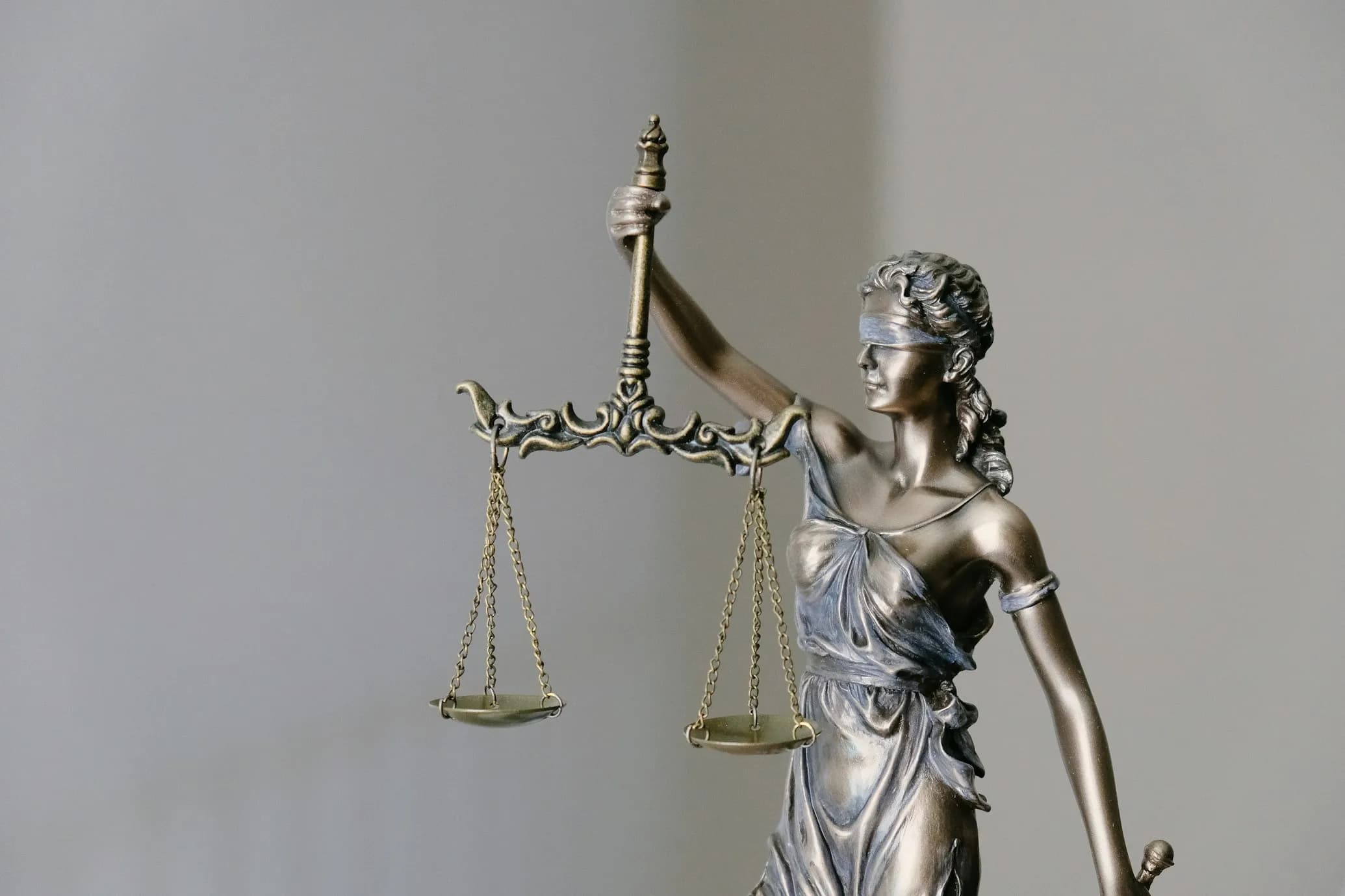 Tentang Kami - Gavel and scales of justice